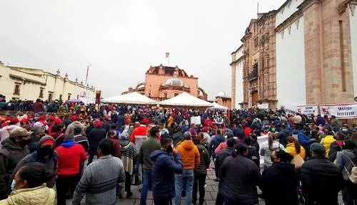 En imagen de archivo, protesta de burócratas, jubilados y pensionados frente al Congreso y el palacio de gobierno de Zacatecas, contra la iniciativa de reforma a la Ley del Issstezac. Foto Alfredo Valadez