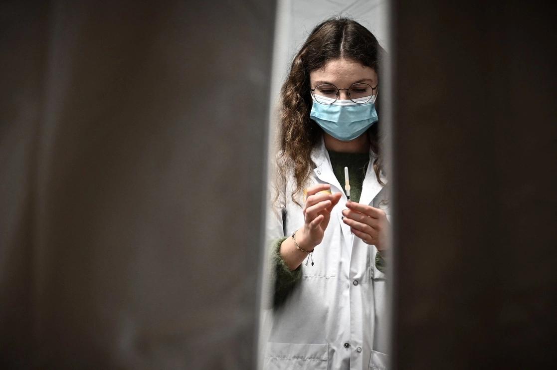 Una médico prepara una vacuna contra el coronavirus, a las afueras de Burdeos, al suroeste de Francia, el 9 de diciembre de 2021. Foto Afp 