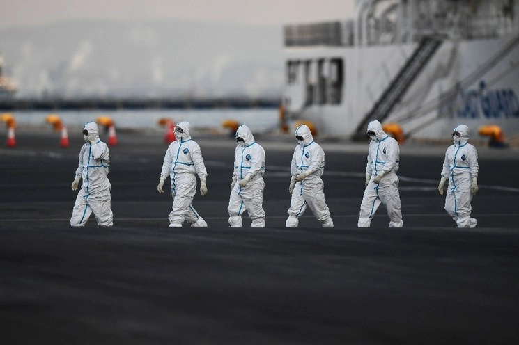 Inspectores de salud salen del crucero Diamond Princess que tiene alrededor de 3.600 personas en cuarentena, en la Terminal de Cruceros Daikoku Pier en el puerto de Yokohama el 10 de febrero de 2020. Foto Afp