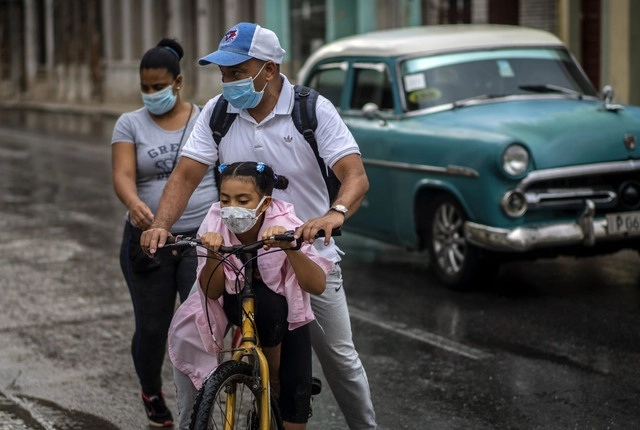 Una familia en La Habana, Cuba. Foto Ap 