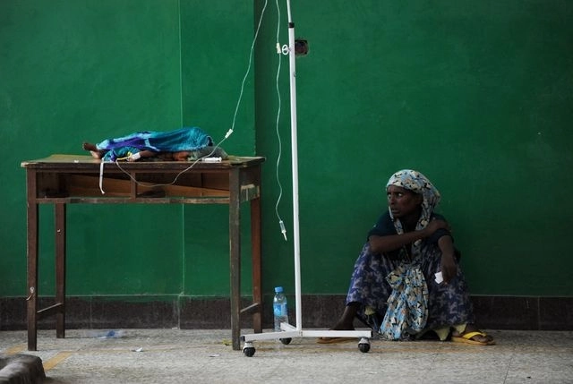 Una mujer somalí cuida a su hijo enfermo en un hospital de la ciudad de Mogadishu en imagen de archivo. Foto Afp