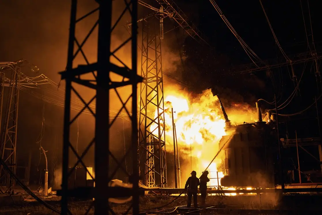 Bomberos ucranios combaten el fuego luego de que un cohete ruso impactó ayer sobre una central eléctrica en Járkov. Esta región y Donietsk quedaron sin energía tras el ataque. Foto Ap