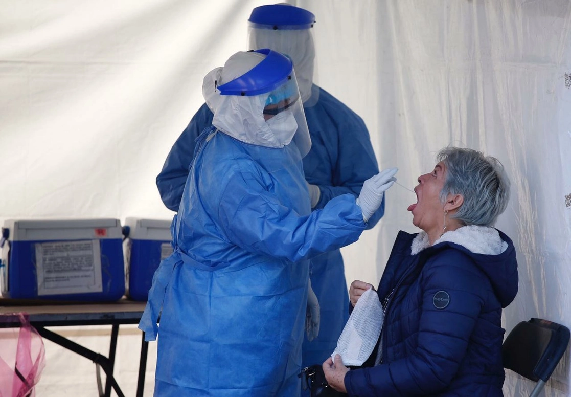 Con todo y el enorme esfuerzo que las autoridades sanitarias realizan con los kioscos de la salud, continúan los contagios. Foto Cristina Rodríguez