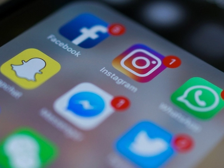 Diversos íconos de redes sociales en un teléfono móvil en imagen de archivo. Foto Afp