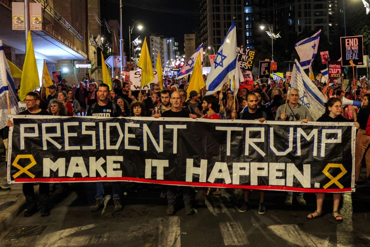 Manifestantes protestan frente a la residencia del primer ministro de Israel, Benjamin Netanyahu; la movilización fue organizada por familias de los rehenes israelíes cautivos en Gaza, el 4 de octubre de 2025. Foto 