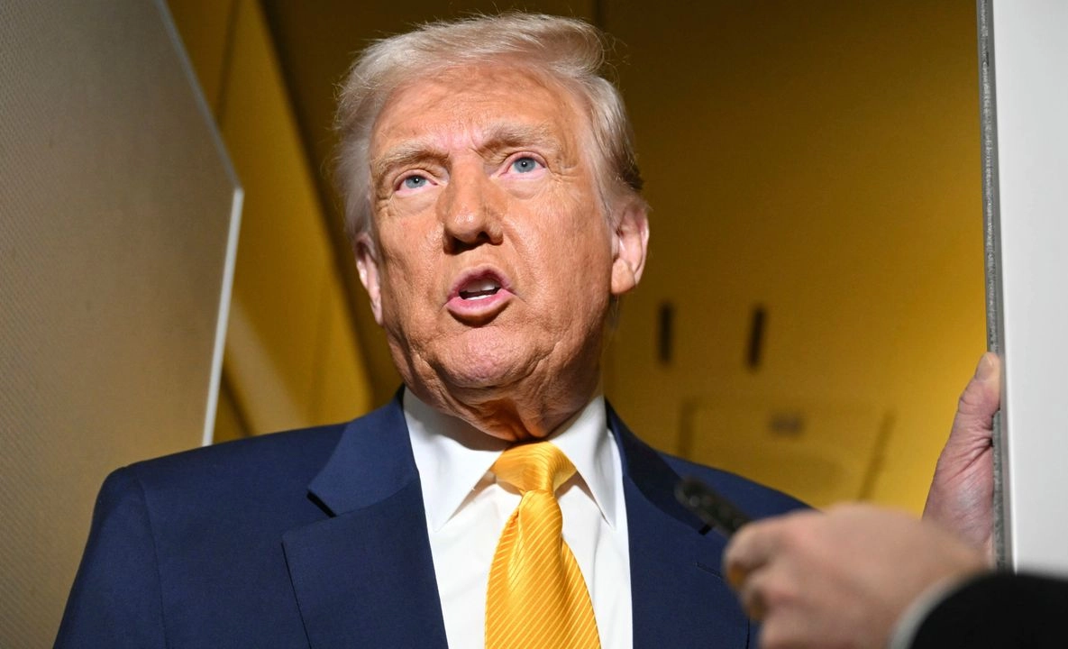 El presidente Donald Trump habla con los periodistas a bordo del Air Force One camino a Miami, el sábado 12 de abril de 2025.