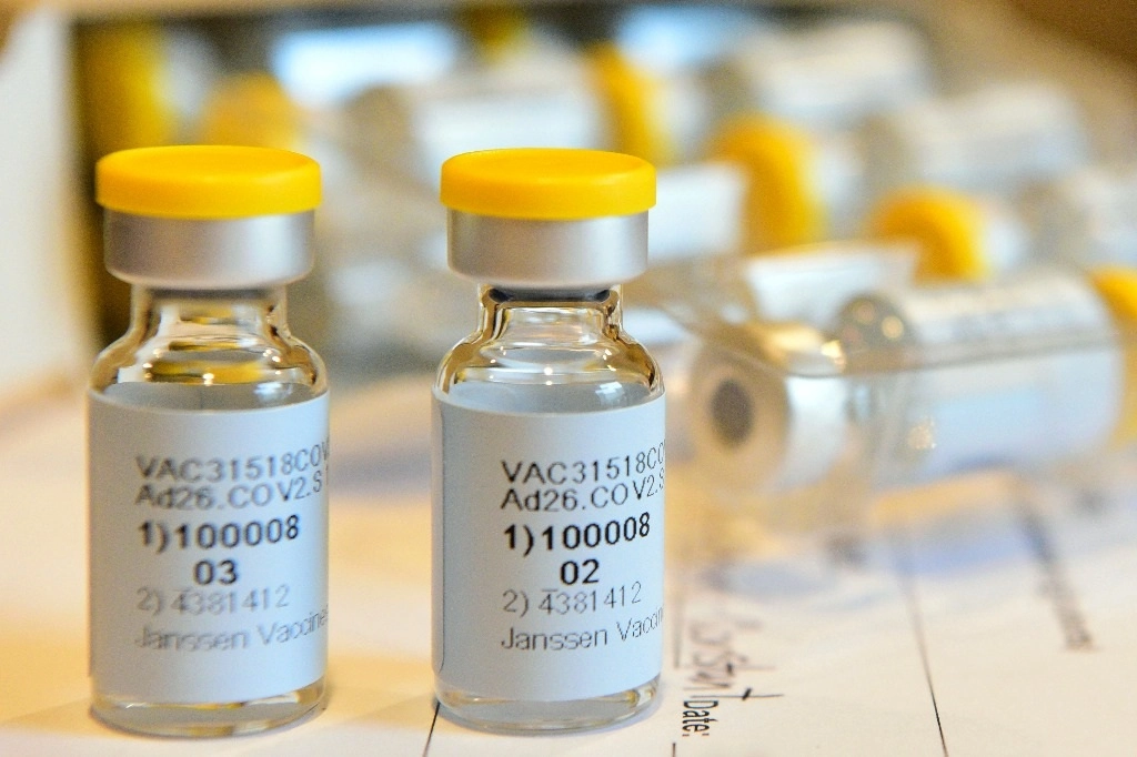 Una muestra del prototipo de vacuna contra Covid-19, de dosis única, que desarrolla la compañía de Johnson & Johnson. Foto Cheryl Gerber / Johnson & Johnson a través de Ap / Archivo