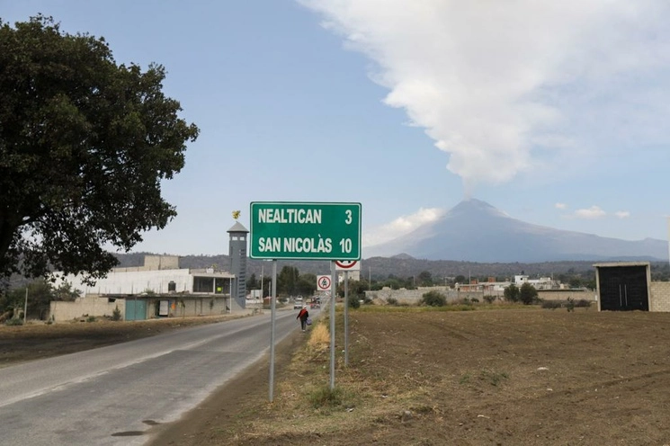 Viva Aerobus advirtió que la actividad del volcán Popocatépetl podría afectar operaciones en el aeropuerto de Puebla. En la imagen, llegada al pueblo de Santiago Xalitzintla, Puebla que se ubica a la faldas del Popo, el 22 de mayo de 2023. Foto Pablo Ramos