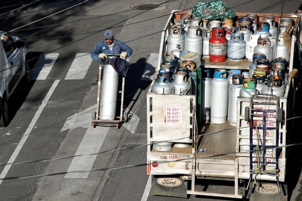 La propuesta de la CRE de marcar los tanques de gas LP con el nombre de la empresa que los distribuye no sólo pone en riesgo el acceso del energético a las familias más vulnerables, sino que generará una inflación oculta, advierten. Foto María Luisa Severiano / Archivo