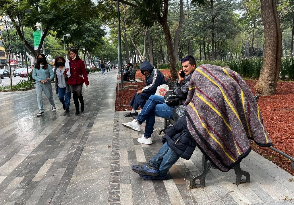 Las bajas temperaturas persistieron en gran parte del territorio nacional, así como lluvias muy fuertes en Chiapas y Veracruz. Se informó que el frente frío 13 comenzó a disiparse, pero otro ingresará al país por el noroeste. La imagen, en la Alameda Central. Foto Luis Castillo