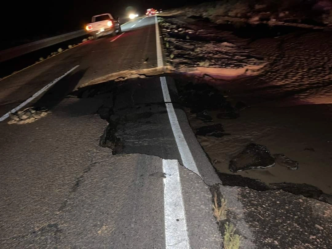 La Unidad Estatal de Protección Civil y la Guardia Nacional advirtieron a los conductores que circulan por la carretera Panamericana, tramo Juárez-Villa Ahumada, de un socavón que se formó a la altura del kilómetro 264. Foto cortesía organización Tiempo Severo