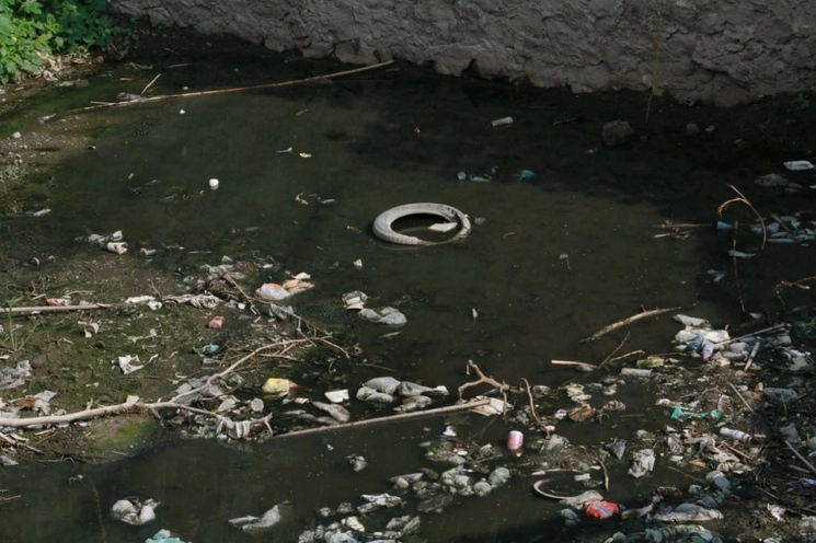 Una de las áreas de riesgo por inundación en la zona centro de San Cristóbal, debido al azolve que registra la barranca de Las Venitas, de la Sierra de Guadalupe, donde hay tiradero de cascajo y basura. Foto 'La Jornada '