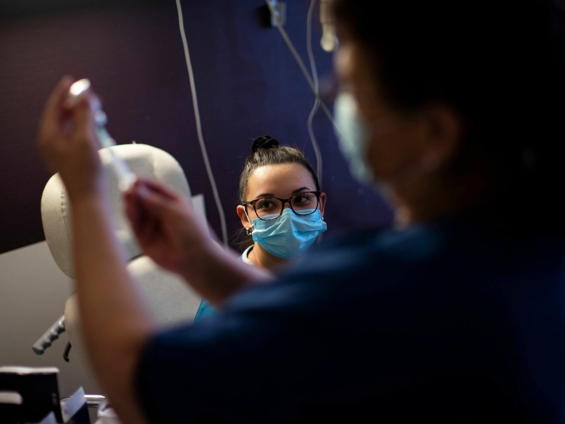 Durante la aplicación de una vacuna contra el coronavirus en el hospital La Louviere, en Bélgica, el 15 de febrero de 2021. Foto Ap