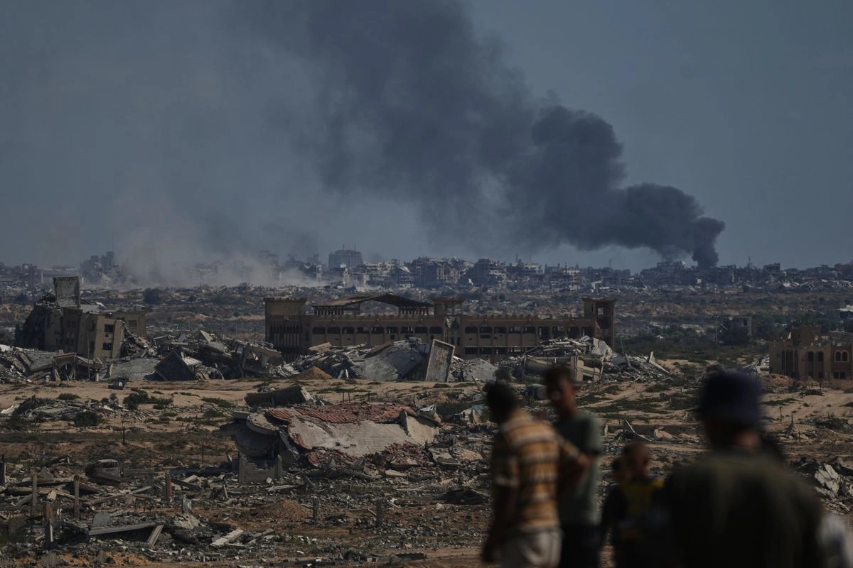 El humo se eleva al cielo tras un ataque militar israelí en la ciudad de Gaza, visto desde el centro de la Franja de Gaza, el 2 de octubre de 2025.