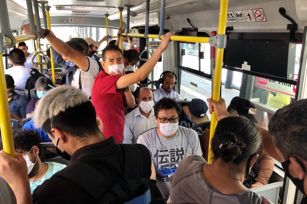 Usuarios de metrobús piden aumenten unidades para no saturar el servicio en la Línea 4. Foto Roberto García Ortiz