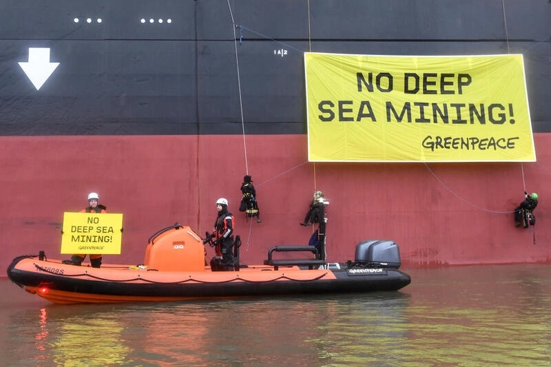 Activistas de Greenpeace desplegaron una pancarta en contra de la “minería del mar profundo” en el barco minero ‘Hidden Gem’, en el puerto de Waslhaven en Rotterdam, Holanda, el año pasado. Foto tomada de greenpeacemexico
