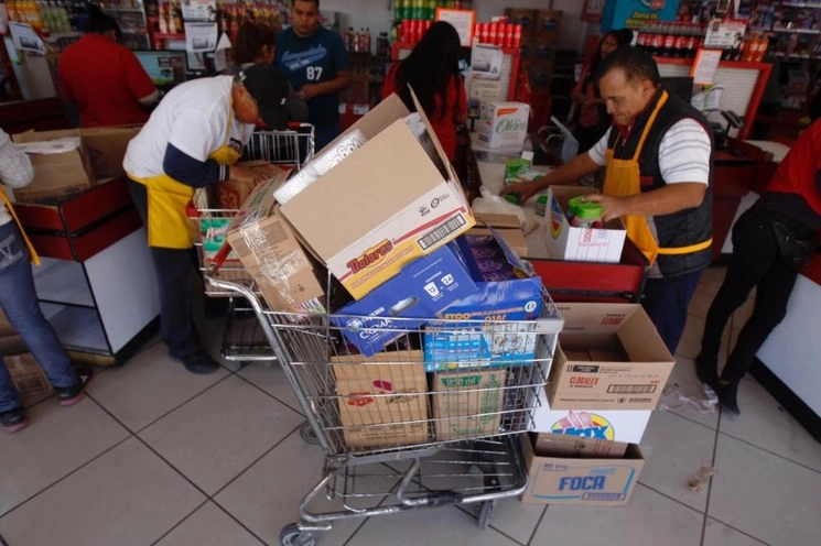 Por disposición oficial,  tiendas y establecimientos comerciales no pueden entregar la mercancía en bolsas de plástico. Foto Cristina Rodríguez