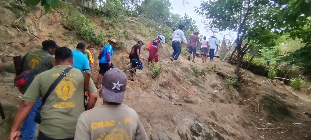 Para comprobar la calidad del agua, el Cecop e integrantes de la agrupación Cooperación Comunitaria, recolectaron nuevas muestras del líquido en puntos distintos del río Papagayo y poblaciones aledañas. Foto Asamblea del Cecop en El Cantón