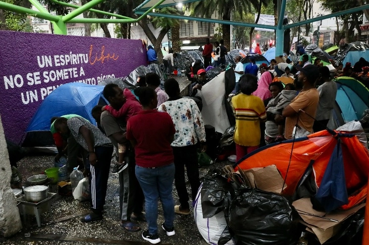 Migrantes permanecen en la Plaza Giordano Bruno, en la colonia Juárez, en imagen del 21 de mayo de 2023. Foto Roberto García Ortiz