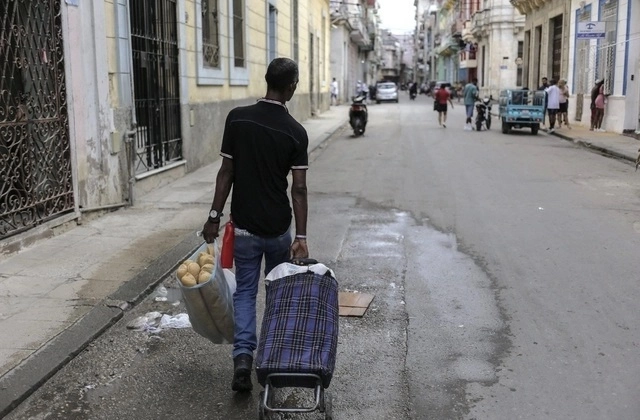 América Latina y el Caribe sigue siendo la región más desigual del mundo, pues aún hay cerca de 200 millones de pobres en el mismo territorio donde 453 mil personas tienen una riqueza que rebasa los mil millones de dólares. Foto Ap/ Archivo 