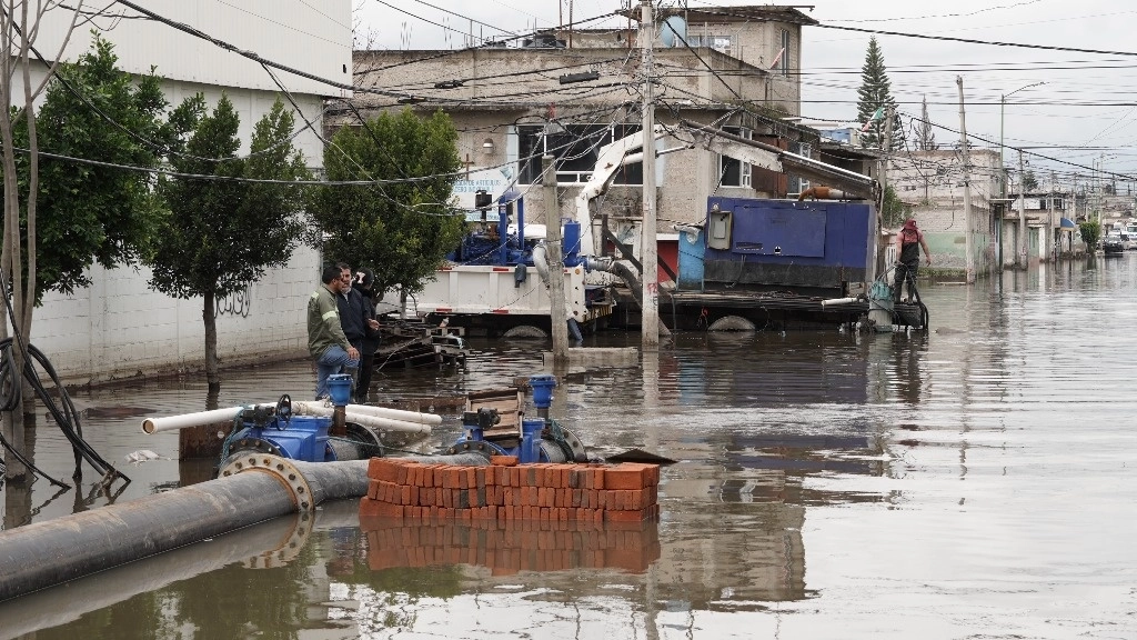 El pasado domingo, cayeron 32 milímetros de lluvia en Chalco por lo que durante la tarde noche del fin de semana, de nueva cuenta subió el nivel del agua y se inundaron las calles. Foto Daniel Ramón