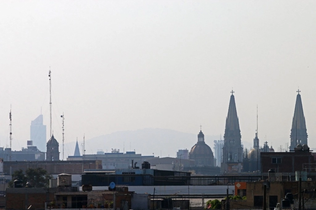 La CEDHJ advirtió que la contaminación, principalmente en la zona sur del Área Metropolitana de Guadalajara, podría recrudecer la emergencia sanitaria. Foto Cuartoscuro / Archivo