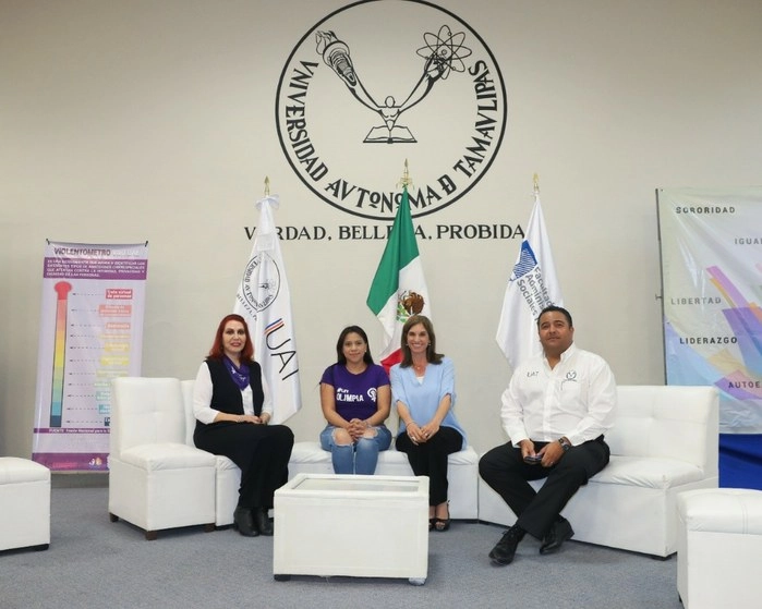Olimpia Coral Melo Cruz en conferencia con alumnos tamaulipecos. Foto Carlos Figueroa
