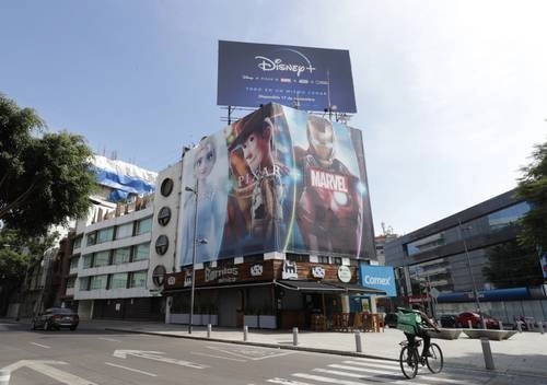 La Fundación por el Rescate y Recuperación del Paisaje Urbano advirtió de que el nuevo Reglamento de la Ley de Publicidad Exterior concede una excesiva discrecionalidad a la Seduvi. Foto Roberto García Ortiz 