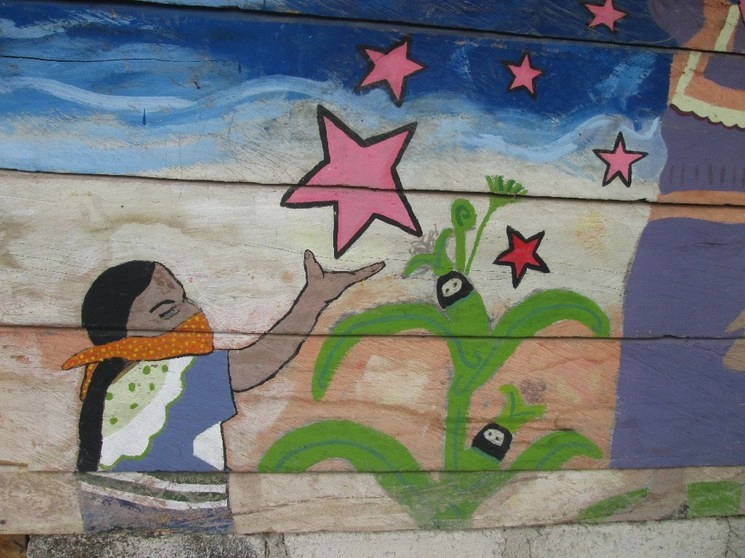 Aspecto de uno de los murales autóctonos en la bodega zapatista de Cuxuljá, Chiapas, que fue incendiada el sábado por transportistas afiliados a la ORCAO: Foto Hermann Bellinghausen