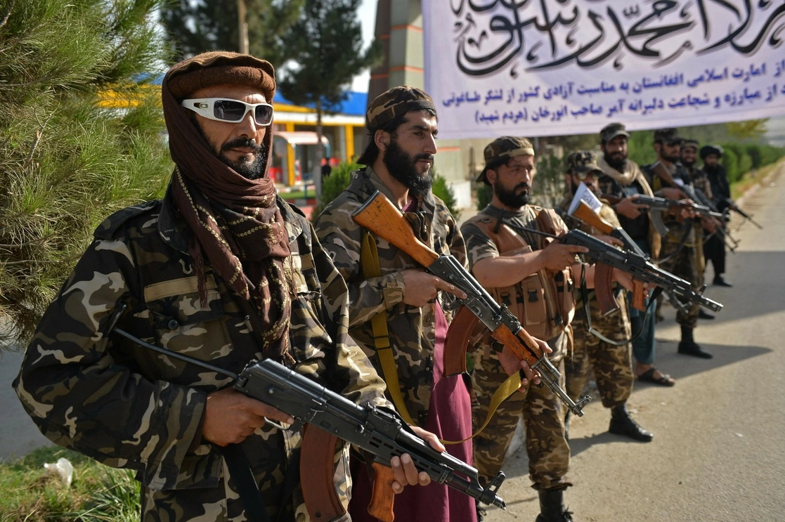 Talibanes realizan una guardia en las afueras de Kabul el 3 de octubre de 2021. Foto Afp
