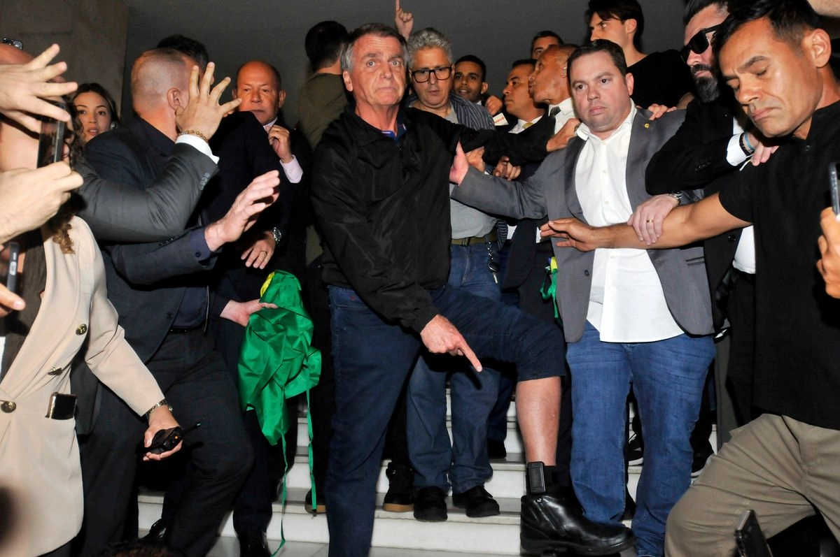 El expresidente de Brasil, Jair Bolsonaro, muestra un monitor electrónico de tobillo que la Corte Suprema le ordenó usar, en el Congreso en Brasilia, Brasil, el 21 de julio de 2025.
