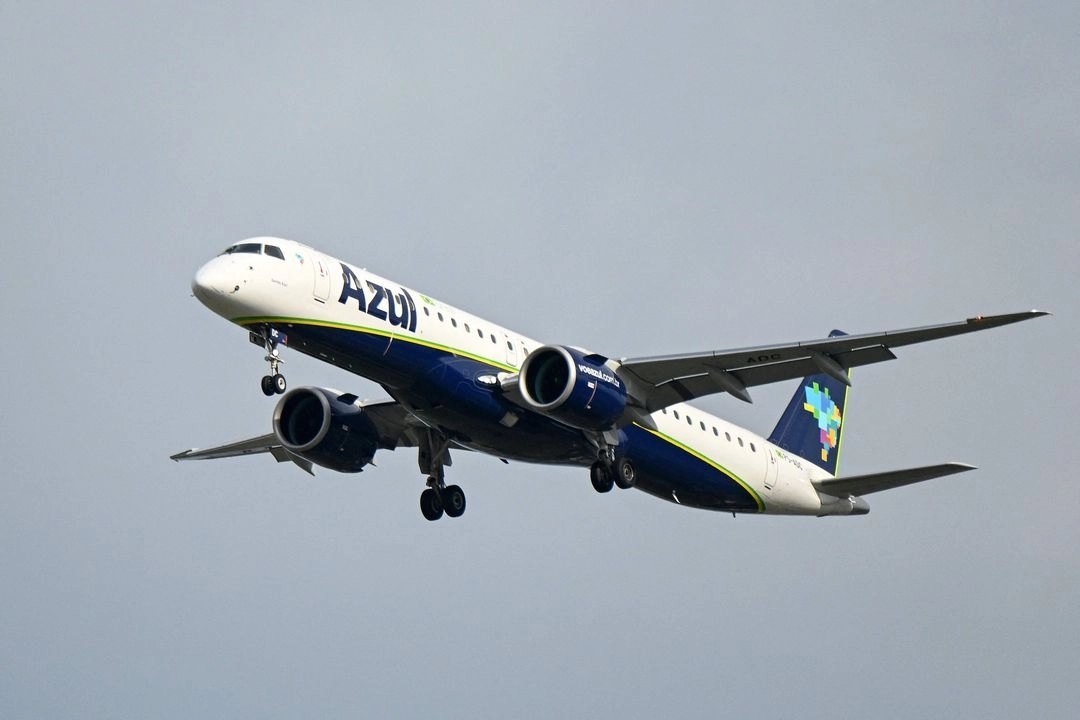 Un avión de la aerolínea brasileña Azul despega del Aeropuerto Internacional de Carrasco en Ciudad de la Costa, cerca de Montevideo, el 24 de mayo de 2025. Foto