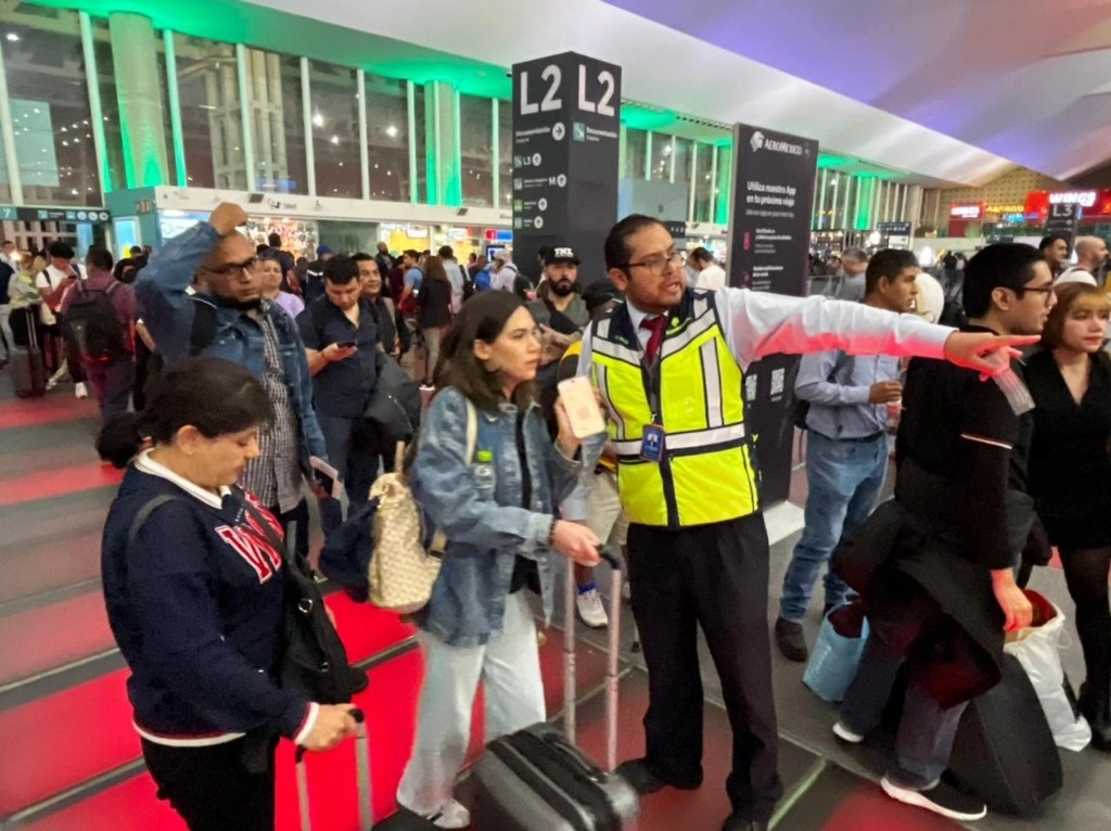 Pasajeros afectados por el retraso de vuelos en la Terminal 2 del aeropuerto capitalino. Foto: Luis Castillo