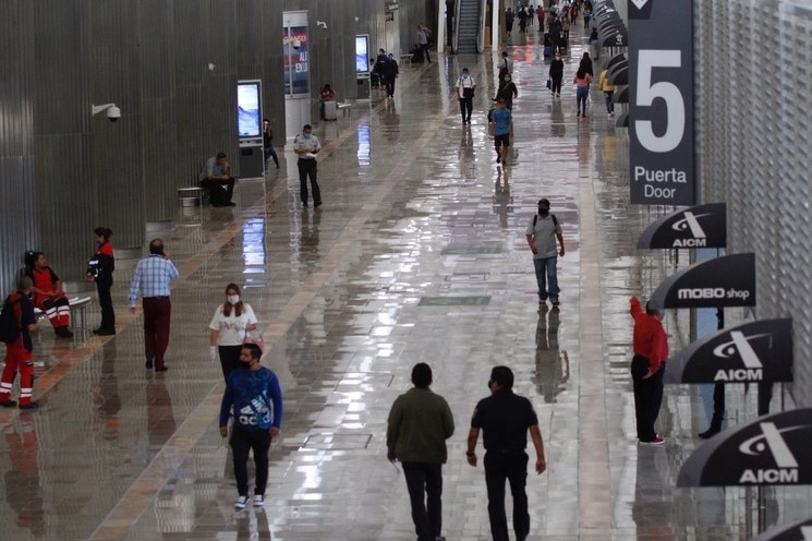 Usuarios del AICM caminan por la Terminal 1 este 30 de abril de 2020. Foto Cristina Rodríguez