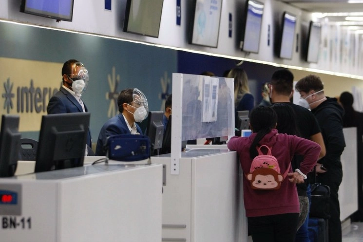 Pasajeros hacen fila para ser atendidos en los módulos del Aeropuerto Internacional de la CDMX, en el contexto del semáforo epidemiológico naranja de la pandemia de Covid-19. Foto Roberto García Ortiz