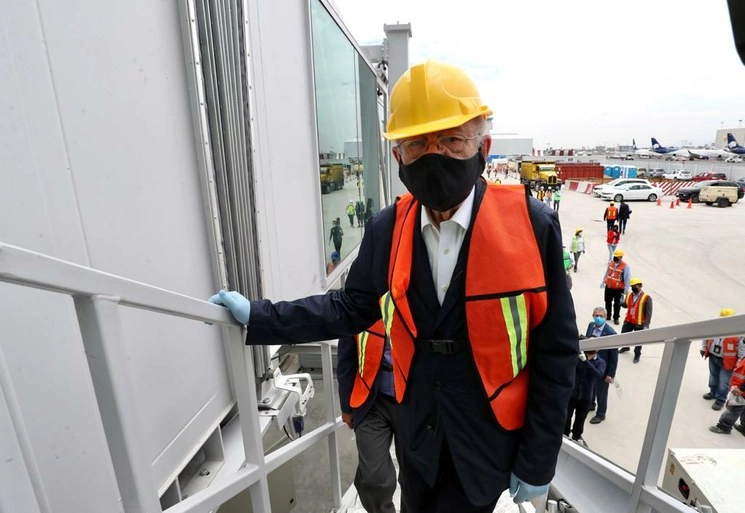 El secretario de Comunicaciones y Transportes, Javier Jimenez Espriú, supervisa los avances de la obra en la Terminal 2 del Aeropuerto Internacional de la Ciudad de México, el 9 de julio de 2020. Foto Luis Castillo