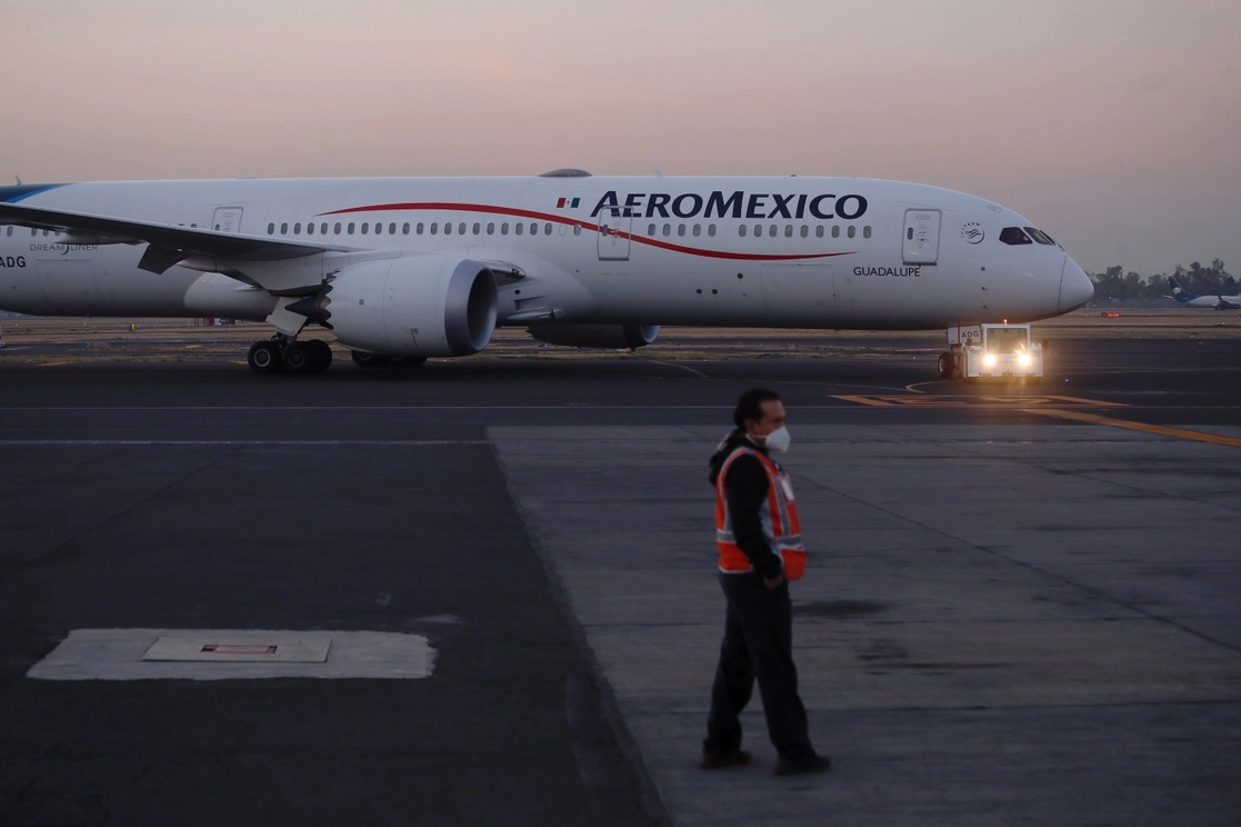 Avión de Aeroméxico en el Aeropuerto Internacional de la Ciudad de México. Foto Cristina Rodríguez/ archivo