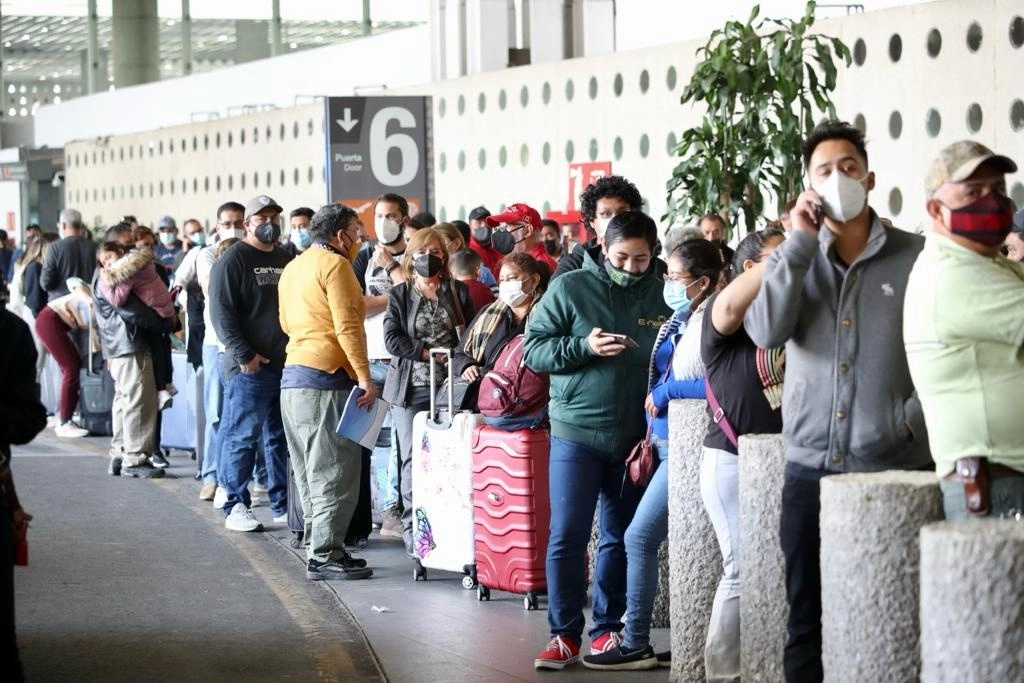 Usuarios del Aeropuerto Internacional de la Ciudad de México esperan sus vuelos en la Terminal 2, el 9 de enero de 2022. Foto María Luisa Severiano