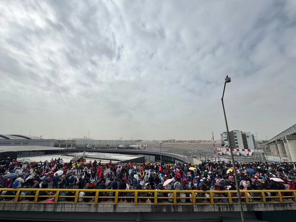 Maestros de la CNTE se manifiestan en la Terminal 1 del Aeropuerto Internacional de la Ciudad de México, el 20 de marzo de 2025. 