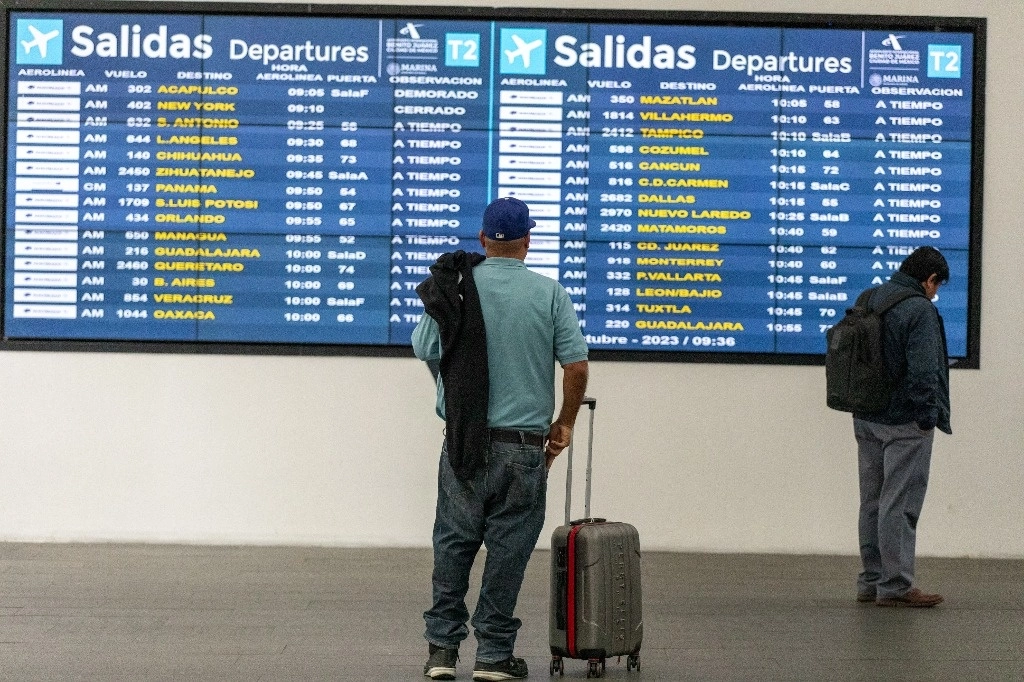 Usuario de Aeroméxico se vieron afectados por la cancelación de más de 60 vuelos en el AICM este domingo. Foto Pablo Ramos