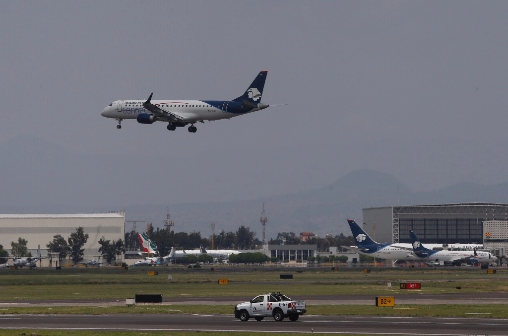 Aviones de Aeroméxico en pistas del AICM. Foto Guillermo Sologuren/ archivo