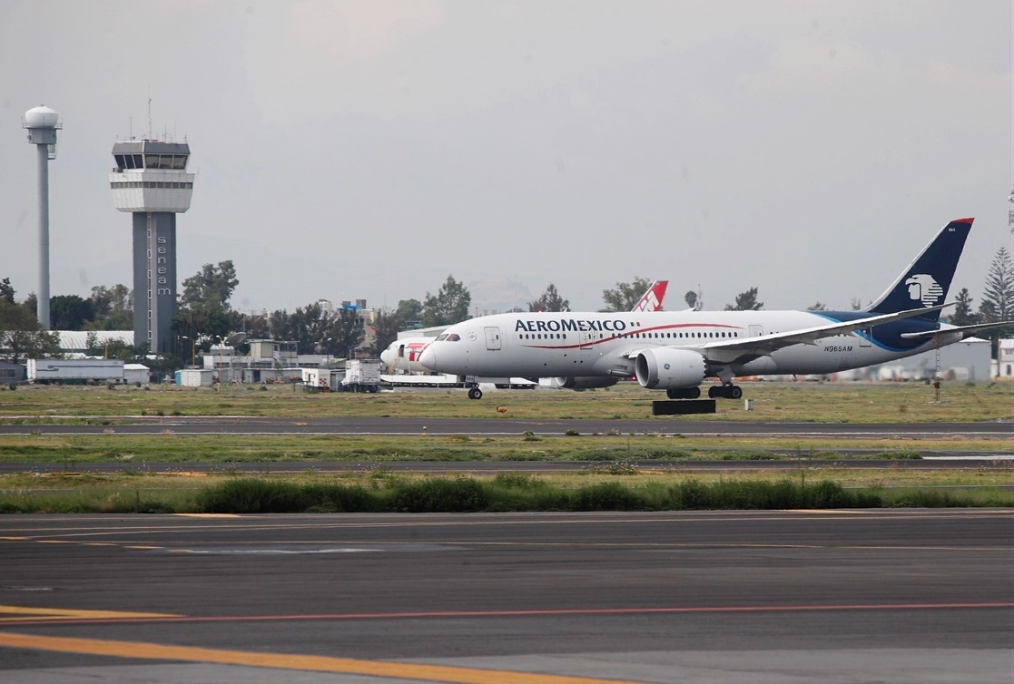 Aeroméxico llegó a un acuerdo con un grupo de acreedores no asegurados para retirar su objeción al plan de restructuración de la aerolínea. Foto Cristina Rodríguez / Archivo 