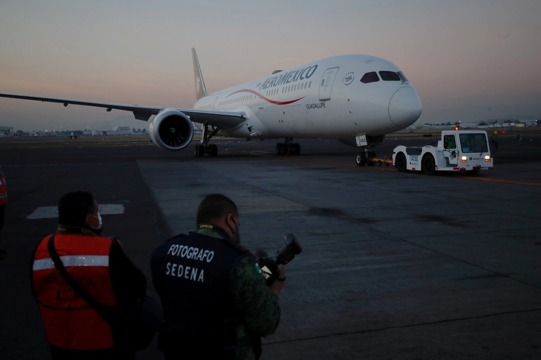 Avión de Aeroméxico aterrizando en el AICM. Foto Cristina Rodríguez/ Archivo