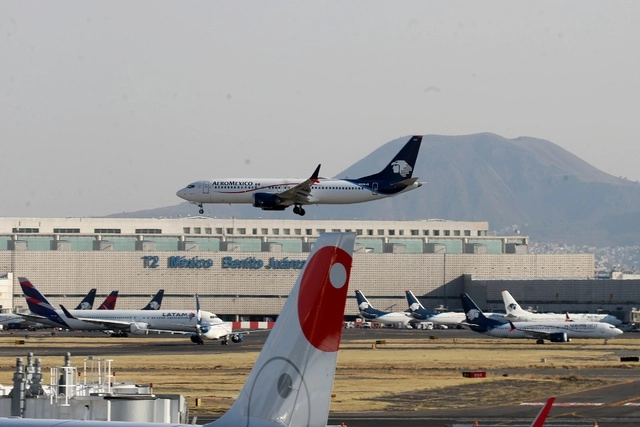 Luego de la cancelación de vuelos por el operativo de captura de Ovidio Guzmán, Aeroméxico reanudará sus operaciones. Foto Roberto García