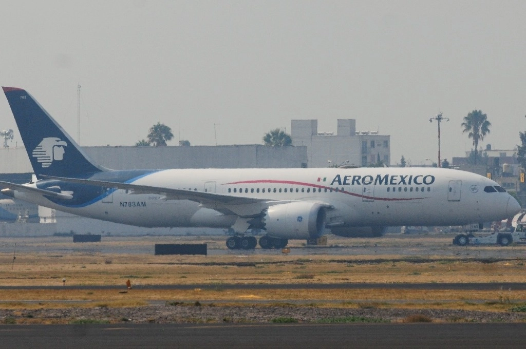 Una aeronave de la aerolínea Aeromexico, en el AICM. Foto Cuartoscuro / archivo 
