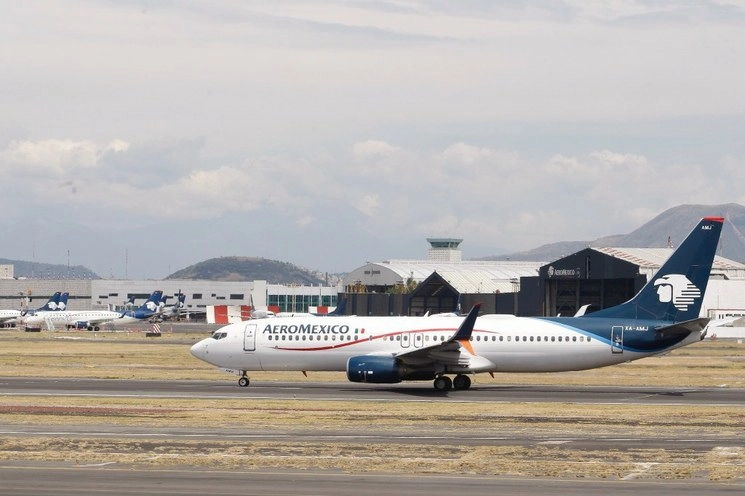 Un avión de Aeroméxico aterriza en el Aeropuerto Internacional de la Ciudad de México, en el regreso a la “nueva normalidad”. Foto Roberto García Ortiz