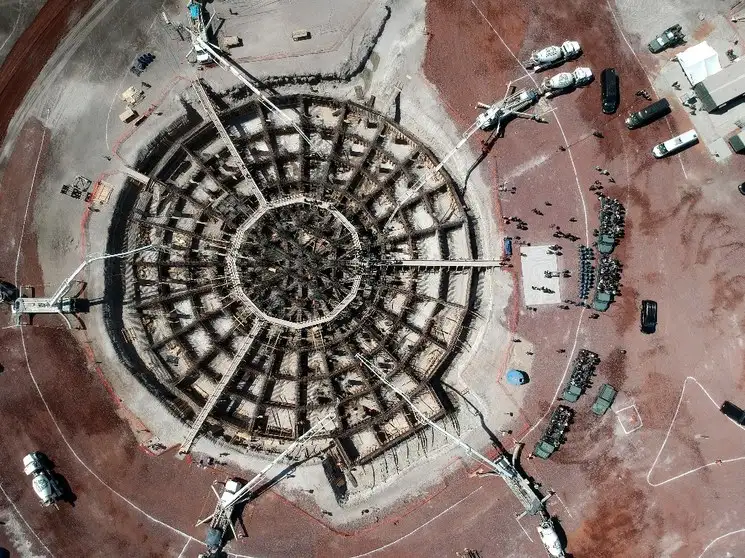 Imagen tomada con un dron de los cimientos de la torre de control del Aeropuerto Internacional Felipe Ángeles, durante la visita del presidente López Obrador. Foto: La Jornada