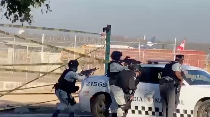 Elementos de la GN en el aeropuerto de Culiacán tras los disparos que se reportaron por parte de grupos criminales. Foto difundida en redes sociales