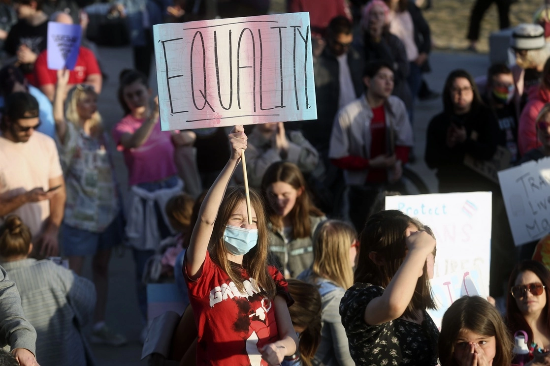 Manifestación en apoyo a jóvenes transgénero, al exterior del Capitolio en Salt Lake City, el pasado 24 de marzo de 2022. Foto Ap