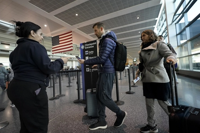 Usuarios del Aeropuerto Internacional Logan de Boston,  Massachusetts. Foto Ap 